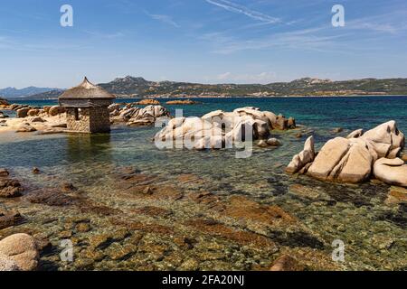 Vue sur le Golfo di Arzachena, l'eau claire de la Méditerranée et la distance de Porto di Cannigione de Spiaggia Tre Monti; Arzachena, Sardaigne, Italie. Banque D'Images