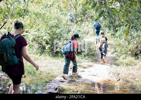 État de Shan, Myanmar - janvier 5 2020 : un groupe touristique traverse une rivière pendant une randonnée de Kalaw au lac Inle Banque D'Images