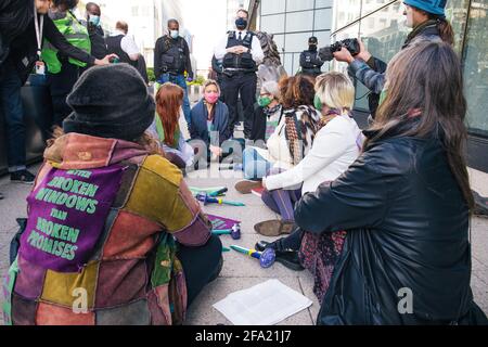 Canary Wharf, Londres, Royaume-Uni 22 avril 2021 extinction les femmes de la rébellion brisent les fenêtres de la banque HSBC dans le cadre d'une série d'actions qui composent la rébellion monétaire. Le groupe environnemental est en colère contre les investissements de 80 milliards de livres de la banque dans les combustibles fossiles au cours des 5 dernières années Banque D'Images