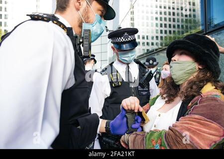 Canary Wharf, Londres, Royaume-Uni 22 avril 2021 extinction les femmes de la rébellion brisent les fenêtres de la banque HSBC dans le cadre d'une série d'actions qui composent la rébellion monétaire. Le groupe environnemental est en colère contre les investissements de 80 milliards de livres de la banque dans les combustibles fossiles au cours des 5 dernières années Banque D'Images