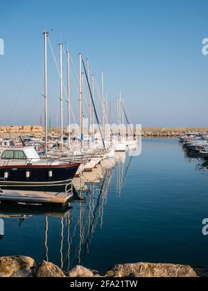 San Bartolomeo al mare - Imperia, Italie - 19 juillet 2019 : bateaux amarrés au port touristique de San Bartolomeo al mare Banque D'Images