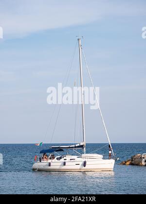 San Bartolomeo al mare - Imperia, Italie - 19 juillet 2019 : bateaux amarrés au port touristique de San Bartolomeo al mare Banque D'Images