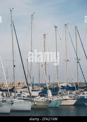 San Bartolomeo al mare - Imperia, Italie - 19 juillet 2019 : bateaux amarrés au port touristique de San Bartolomeo al mare Banque D'Images