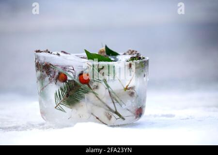 Lanterne à glace, bougie brûle à l'intérieur d'un bol à glace, qui est décoré de matériaux naturels congelés enfermés dans la glace , Allemagne Banque D'Images