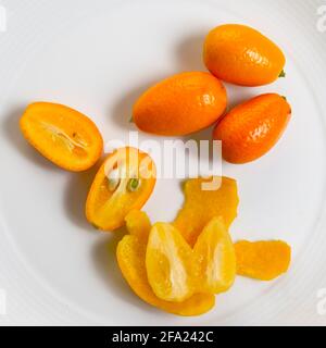 Kumquat (Fortunella margarita), fruits de trou, coupés en deux et pelés Banque D'Images