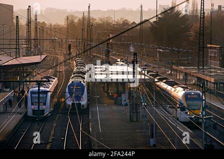 Trains régionaux à la gare d'Oberbarmen, Allemagne, Rhénanie-du-Nord-Westphalie, Bergisches Land, Wuppertal Banque D'Images