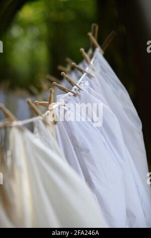 la ligne de linge à l'ancienne avec un linge propre et impeccable est accrossée sur elle Banque D'Images