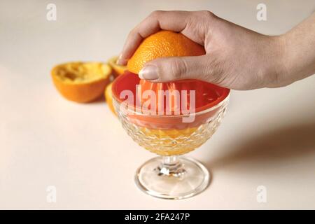 Orange (Citrus sinensis), presse-agrumes Banque D'Images