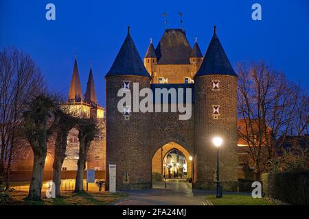 Klever Tor (porte de ville) avec des agrafes de Saint Victor dans la soirée, Allemagne, Rhénanie-du-Nord-Westphalie, Basse-Rhin, Xanten Banque D'Images