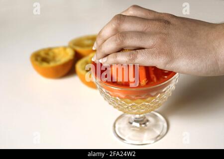 Orange (Citrus sinensis), presse-agrumes Banque D'Images