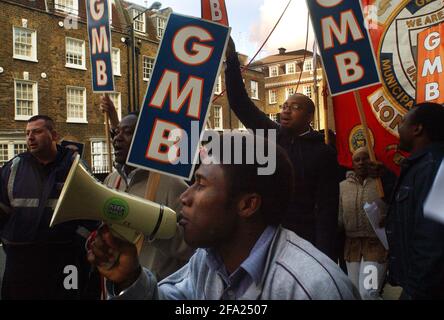 LES EMPLOYÉS DE NCP CAR PARKS MANIFESTENT DEVANT LES BUREAUX DU GROUPE 3I À PALACE STREET, LONDRES, LORS D'UNE MANIFESTATION ORGANISÉE PAR LE GMB UNION.TOM PILSTON LE 21 FÉVRIER 2007 Banque D'Images