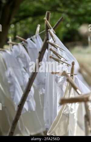 une ligne de linge à l'ancienne avec des chevilles en bois et un blanc brillant lavage Banque D'Images