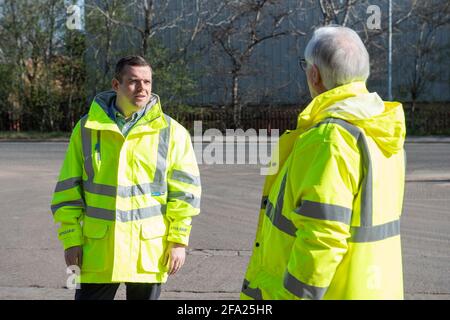 Blantyre, Écosse, Royaume-Uni. 22 avril 2021. PHOTO : (à gauche) Douglas Ross MP; (à droite) Jimmy Raeburn - joint MD de Raeburn Brick Ltd. Douglas Ross MP, chef du Parti conservateur et unioniste écossais, a visité Raeburn Brick Ltd à Blantyre, une société de construction qui a mis en évidence les projets du parti de créer des emplois et de reconstruire l'Écosse. Le projet conservateur écossais de reconstruire l'économie écossaise créerait des centaines de milliers d'emplois au cours du prochain mandat du Parlement écossais. Crédit : Colin Fisher/Alay Live News. Banque D'Images