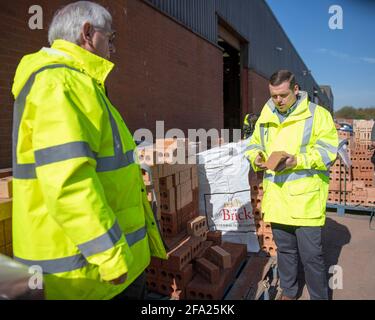 Blantyre, Écosse, Royaume-Uni. 22 avril 2021. PHOTO : (à gauche) Jimmy Raeburn - joint MD de Raeburn Brick Ltd; (à droite) Douglas Ross MP. Le député Douglas Ross, chef du Parti conservateur et unioniste écossais, a visité Raeburn Brick Ltd à Blantyre, une société de construction qui a mis en lumière les projets du parti visant à créer des emplois et à reconstruire l'Écosse. Le projet conservateur écossais de reconstruire l'économie écossaise créerait des centaines de milliers d'emplois au cours du prochain mandat du Parlement écossais. Crédit : Colin Fisher/Alay Live News. Banque D'Images