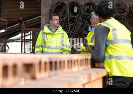 Blantyre, Écosse, Royaume-Uni. 22 avril 2021. PHOTO : le député Douglas Ross, chef du Parti conservateur et unioniste écossais, a visité Raeburn Brick Ltd à Blantyre, une société de construction qui a mis en lumière les projets du parti visant à créer des emplois et à reconstruire l'Écosse. Le projet conservateur écossais de reconstruire l'économie écossaise créerait des centaines de milliers d'emplois au cours du prochain mandat du Parlement écossais. L'analyse du parti a constaté que leurs propositions de manifeste pouvaient fournir au moins 200,000 nouveaux emplois. Crédit : Colin Fisher/Alay Live News. Banque D'Images