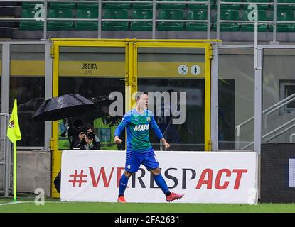 Giacomo Raspadori des États-Unis Sassuolo célèbre après avoir inscrit un but lors du championnat italien Serie UN match de football entre AC Milan et US Sassuolo Calcio le 21 avril 2021 au stade San Siro de Milan, Italie - photo Fabrizio Carabelli / Fabrizio Carabelli Images / DPPI Banque D'Images