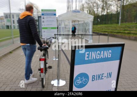 22 avril 2021, Hambourg: Un passant conduit à vélo pour des essais rapides à Hambourg-Eimsbüttel. Dans le centre d'essai sur le terrain d'un club sportif jusqu'à 600 personnes avec et sans vélo peut être testé pour Corona. Photo: Ulrich Perrey/dpa Banque D'Images