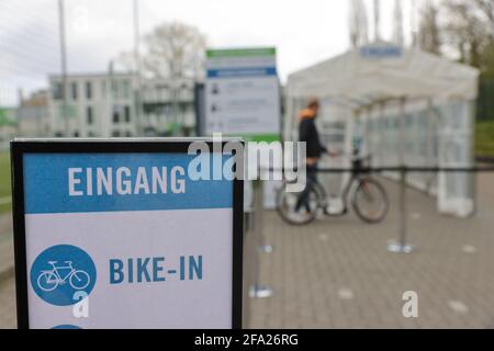 22 avril 2021, Hambourg: Un passant conduit à vélo pour des essais rapides à Hambourg-Eimsbüttel. Dans le centre d'essai sur le terrain d'un club sportif jusqu'à 600 personnes avec et sans vélo peut être testé pour Corona. Photo: Ulrich Perrey/dpa Banque D'Images