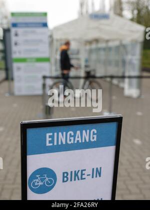 22 avril 2021, Hambourg: Un passant conduit à vélo pour des essais rapides à Hambourg-Eimsbüttel. Dans le centre d'essai sur le terrain d'un club sportif jusqu'à 600 personnes avec et sans vélo peut être testé pour Corona. Photo: Ulrich Perrey/dpa Banque D'Images