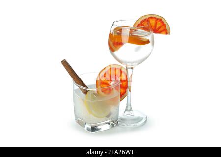 Verres de cocktails isolés sur fond blanc Banque D'Images