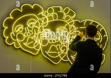 Londres, Royaume-Uni. 22 avril 2021. Tschabalala Self, Wash N' Set (jaune), 2019, estimation: £40,000-60,000 - Bonhams Contemporary Art aperçu de vente à Bonhams New Bond Street, Londres. La vente aura lieu le 27 avril à Londres. Crédit : Guy Bell/Alay Live News Banque D'Images