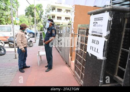 Prayagraj, Uttar Pradesh, Inde. 22 avril 2021. Prayagraj: Le garde de sécurité a mis une affiche de lit plein à l'extérieur d'un hôpital privé Covid, alors que les cas de coronavirus ont flamber à Prayagraj le jeudi 22 avril 2021. Credit: Prabhat Kumar Verma/ZUMA Wire/Alamy Live News Banque D'Images