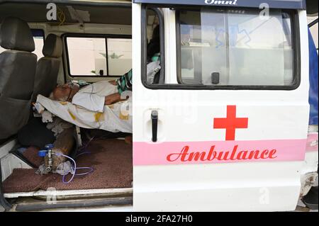 Prayagraj, Uttar Pradesh, Inde. 22 avril 2021. Prayagraj : un patient Covid-19 attend dans une ambulance à l'extérieur de l'hôpital Swaroop Rani Neharu, alors que les cas de coronavirus ont atteint un pic à Prayagraj le jeudi 22 avril 2021. Credit: Prabhat Kumar Verma/ZUMA Wire/Alamy Live News Banque D'Images