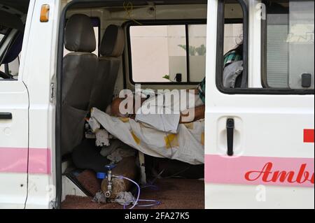 Prayagraj, Uttar Pradesh, Inde. 22 avril 2021. Prayagraj : un patient Covid-19 attend dans une ambulance à l'extérieur de l'hôpital Swaroop Rani Neharu, alors que les cas de coronavirus ont atteint un pic à Prayagraj le jeudi 22 avril 2021. Credit: Prabhat Kumar Verma/ZUMA Wire/Alamy Live News Banque D'Images