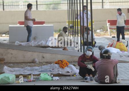 Prayagraj, Uttar Pradesh, Inde. 22 avril 2021. Prayagraj: Des membres de la famille attendent à l'extérieur d'un crématorium électrique à Prayagraj le jeudi 22 avril 2021. Credit: Prabhat Kumar Verma/ZUMA Wire/Alamy Live News Banque D'Images