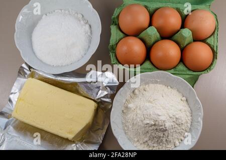 Beurre, farine, sucre et oeufs pour faire un gâteau Banque D'Images