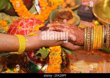 Une mariée et un marié indiens tenant leurs mains lors d'un rituel de mariage hindou. Banque D'Images