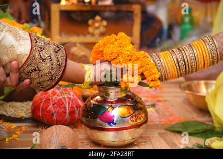 Une mariée indienne et un marié tenant leurs mains pendant un Mariage hindou Banque D'Images