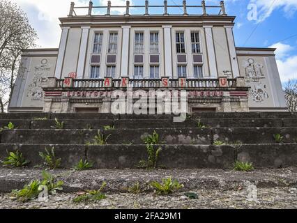 22 avril 2021, Brandebourg, Francfort (Oder) : le bâtiment du Lichtspieltheater der Jugend. Le cinéma a été construit au début du XXe siècle comme le premier cinéma de la ville de Francfort (Oder). L'ancien cinéma sera développé à Francfort dans le cadre du Brandenburg State Museum of Modern Art dans les années à venir. Photo: Patrick Pleul/dpa-Zentralbild/ZB Banque D'Images