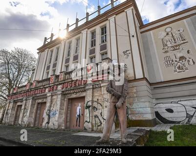 22 avril 2021, Brandebourg, Francfort (Oder) : le bâtiment du Lichtspieltheater der Jugend. Le cinéma a été construit au début du XXe siècle comme le premier cinéma de la ville de Francfort (Oder). L'ancien cinéma sera développé à Francfort dans le cadre du Brandenburg State Museum of Modern Art dans les années à venir. Photo: Patrick Pleul/dpa-Zentralbild/ZB Banque D'Images