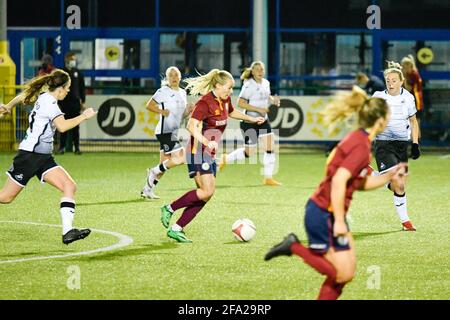 Cardiff, Royaume-Uni. 21 avril 2021. Robyn Pinder, de Cardiff, a rencontré les femmes en action lors du match de la première Ligue des femmes galloises entre Cardiff met Women et Swansea City Ladies au Cyncoed Campus de Cardiff, pays de Galles, Royaume-Uni, le 21 avril 2021. Crédit : Duncan Thomas/Majestic Media/Alay Live News. Banque D'Images