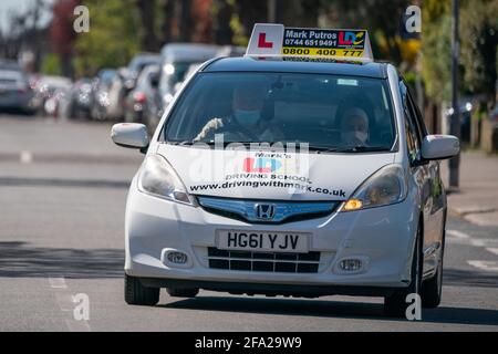 Un conducteur près d'un centre d'essais à Tolworth, dans le sud-ouest de Londres, les examens de la lidowhere ont repris sous le dernier assouplissement des restrictions de verrouillage. Les essais de conduite ont été suspendus dans tout le Royaume-Uni depuis début janvier, mais ils ont repris en Angleterre et au pays de Galles aujourd'hui. Date de la photo : jeudi 22 avril 2021. Banque D'Images