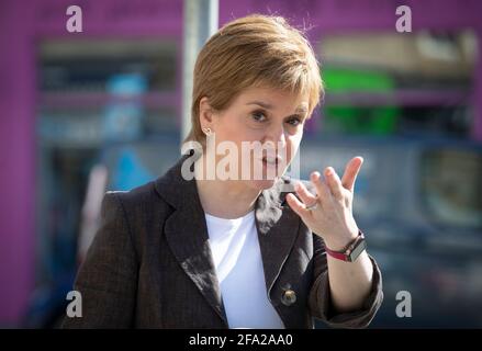 Le premier ministre Nicola Sturgeon, chef du Parti national écossais (SNP), à Victoria Road, à Glasgow, pendant la campagne pour les élections parlementaires écossaises. Date de la photo : jeudi 22 avril 2021. Banque D'Images