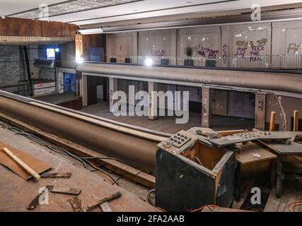 Francfort, Allemagne. 22 2021 avril : vue sur l'ancienne grande salle de cinéma dans le bâtiment du Lichtspieltheater der Jugend. Le cinéma a été construit au début du XXe siècle comme le premier cinéma de la ville de Francfort (Oder). L'ancien cinéma sera développé à Francfort dans le cadre du Brandenburg State Museum of Modern Art dans les années à venir. Banque D'Images