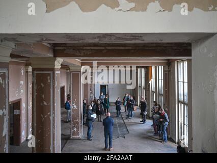 Francfort, Allemagne. 22 2021 avril : un événement de presse a lieu dans l'ancien bâtiment du Lichtspieltheater der Jugend. Le Lichtspieltheater a été construit au début du XXe siècle comme le premier cinéma de la ville de Francfort (Oder). L'ancien cinéma sera développé à Francfort dans le cadre du Brandenburg State Museum of Modern Art dans les années à venir. Banque D'Images