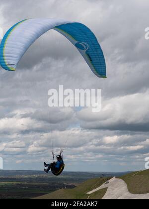 Parapente au-dessus du cheval blanc de Westbury, Wiltshire, Angleterre, Royaume-Uni. Banque D'Images