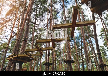 parcours de corde, piste d'obstacle haut dans les arbres dans le parc d'aventure extérieur Banque D'Images