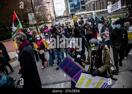 Minneapolis, États-Unis d'Amérique. 21 avril 2021. Les manifestants de Black Lives Matter se réunissent devant le tribunal du comté de Hennepin à Minneapolis, Minnesota, États-Unis, le mercredi 21 avril, 2021. Les protestations se sont poursuivies après que l'ancien policier Derek Chauvin a été reconnu coupable de toutes les accusations de meurtre de George Floyd et Daunte Wright a été tué par la police effectuant un arrêt de circulation alors que Chauvin était jugé. Crédit: Samuel Corum/CNP/Sipa USA crédit: SIPA USA/Alay Live News Banque D'Images