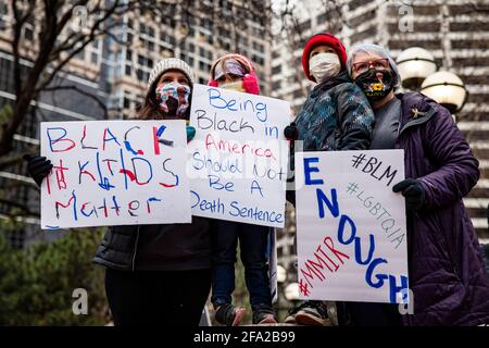 Minneapolis, États-Unis d'Amérique. 21 avril 2021. Les manifestants de Black Lives Matter se réunissent devant le tribunal du comté de Hennepin à Minneapolis, Minnesota, États-Unis, le mercredi 21 avril, 2021. Les protestations se sont poursuivies après que l'ancien policier Derek Chauvin a été reconnu coupable de toutes les accusations de meurtre de George Floyd et Daunte Wright a été tué par la police effectuant un arrêt de circulation alors que Chauvin était jugé. Crédit: Samuel Corum/CNP/Sipa USA crédit: SIPA USA/Alay Live News Banque D'Images