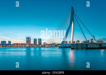 Vue panoramique sur le pont Erasmus à Rotterdam. Banque D'Images