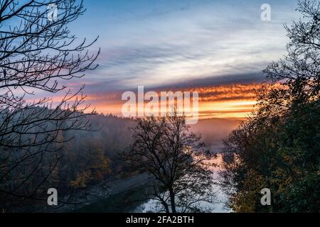 Lever de soleil sur le lac Leśniańskie en Pologne. Banque D'Images