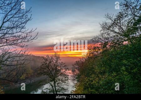 Lever de soleil sur le lac Leśniańskie en Pologne. Banque D'Images