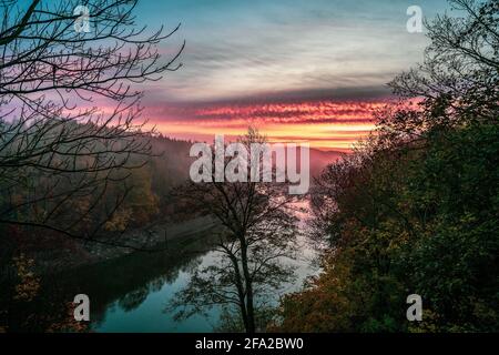 Lever de soleil sur le lac Leśniańskie en Pologne. Banque D'Images