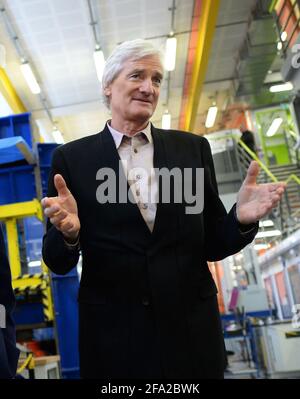 Photo du dossier datée du 23/03/15 de Sir James Dyson. Downing Street a déclaré qu'elle publiera la correspondance entre Boris Johnson et Sir James Dyson de manière « subtile ». Downing Street a déclaré qu'une enquête a été lancée sur la façon dont les messages textuels entre le Premier ministre Boris Johnson et Sir James Dyson ont été divulgués. Date de publication : jeudi 22 avril 2021. Banque D'Images