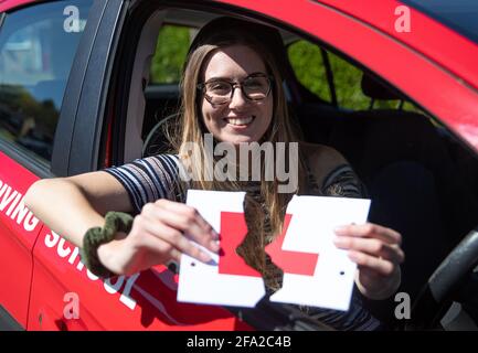 Jade Bone, 24 ans, célèbre ses essais de conduite dans un centre d'essais de Southampton, Hampshire, où les examens ont repris dans le cadre du dernier assouplissement des restrictions de verrouillage. Les essais de conduite ont été suspendus dans tout le Royaume-Uni depuis début janvier, mais ils ont repris en Angleterre et au pays de Galles aujourd'hui. Date de la photo : jeudi 22 avril 2021. Banque D'Images
