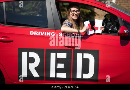 Jade Bone, 24 ans, célèbre ses essais de conduite dans un centre d'essais de Southampton, Hampshire, où les examens ont repris dans le cadre du dernier assouplissement des restrictions de verrouillage. Les essais de conduite ont été suspendus dans tout le Royaume-Uni depuis début janvier, mais ils ont repris en Angleterre et au pays de Galles aujourd'hui. Date de la photo : jeudi 22 avril 2021. Banque D'Images